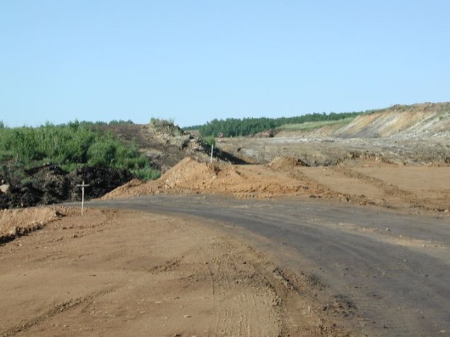 Песок и глина на строящемся участке дороги. 