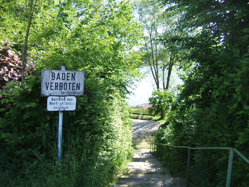 Близ Баден-Бадена в озере Баден запрещено Baden (купаться)