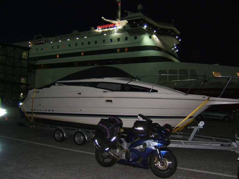 яхта и мотоцикл